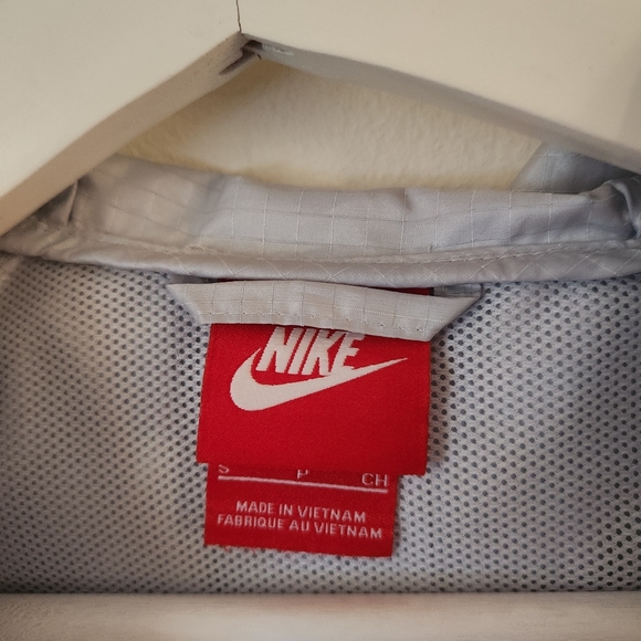 NIKE Wind Breaker - Picture 8 of 11